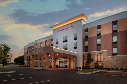 Hampton Inn & Suites Chicago-Burr Ridge - Housity
