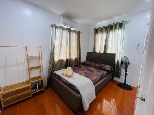 Modern Cozy 3BR Near Air-conditioned & Free Parking - Housity