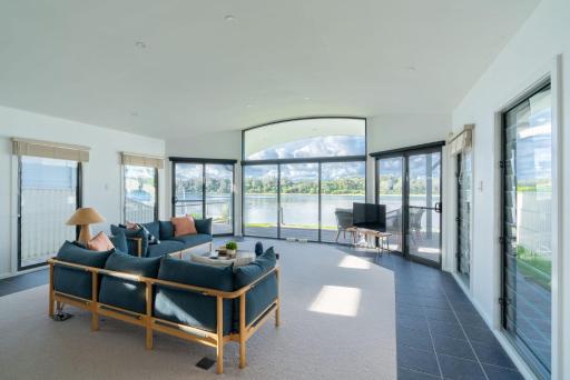 Absolute waterfront beach house - Housity