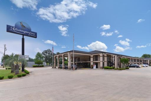 Mockingbird Inn & Suites - Housity
