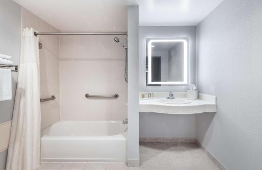 DoubleTree by Hilton Newark Penn Station, NJ - Housity