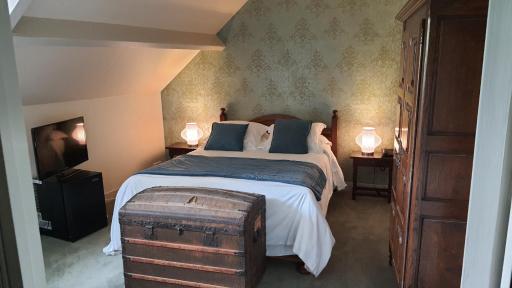 LOGIS - Hôtel & Restaurant Le Gonfalon - Housity