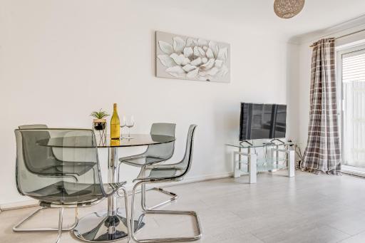 Large 4 bed with free parking close to town centre fast WiFi and crisp hotel standard linen hosted by Our Home Short Stays - Housity