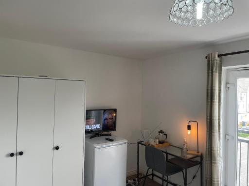 Luxury 4 Large Bedrooms West Thurrock Grays 3 bathrooms 1 en suite Netflix Free Parking - Housity