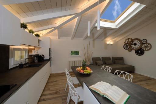 Grenier Blanc Elegante mansarda 2 camere 5 ospiti - Housity