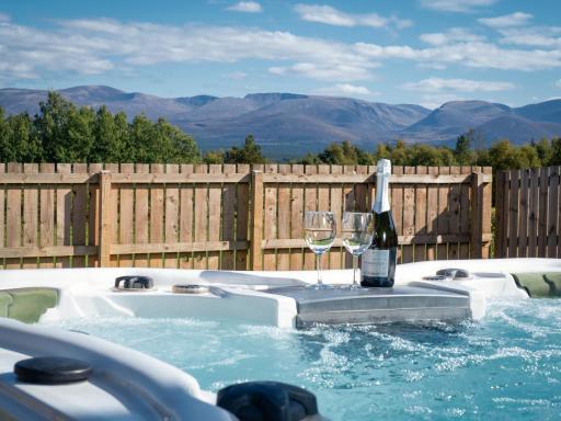 Snowmass Lodge - hot tub in Aviemore - Housity