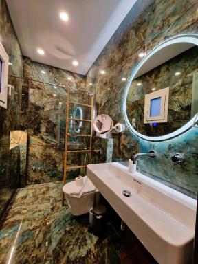 Christine Studios - Housity