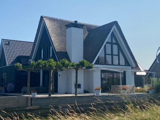 New high end waterfront family villa - Housity
