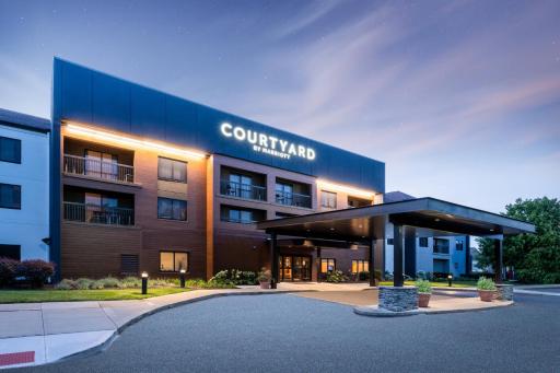 Courtyard Columbus Airport - Housity