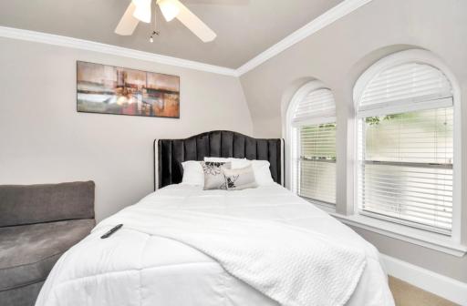 Stunning Private Room In Town Home - Housity