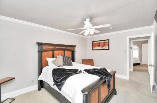 Contemporary Master Queen Suite - Housity