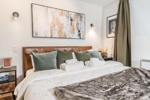 Large 3 Bed 2 Bath for 8 in Center of Golden Square Mile - Stanley House - Housity