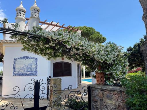 4 Bedroom detached private villa with swimming pool and mature garden - Housity