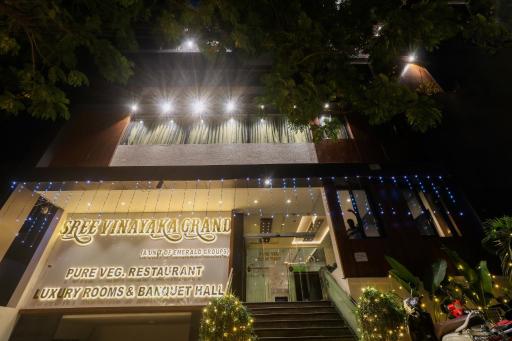 OYO Townhouse 785 Sree Vinayaka Grand - Housity