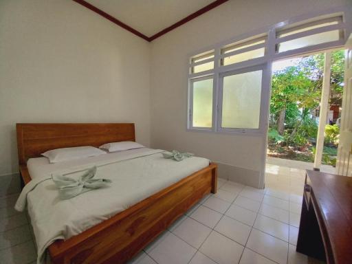 Bajo Hotel - Housity