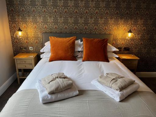 The Crown Pub and Hotel - Housity