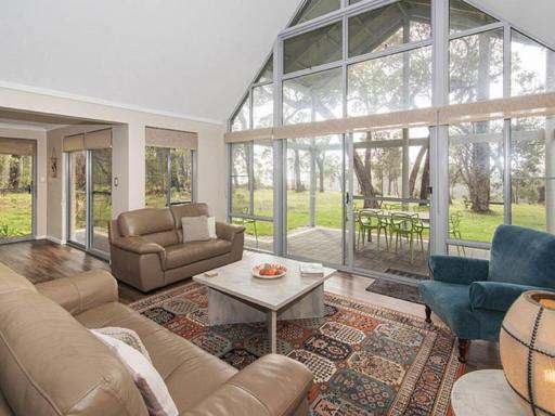 THE RIDGE.... Stunning valley vineyard views - Housity