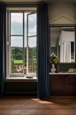 Cowley Manor Experimental - Housity