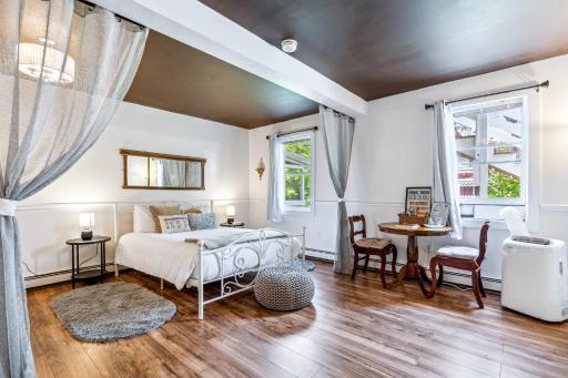 10 min to Mountains Queen Bed Woodstock Suite - Housity