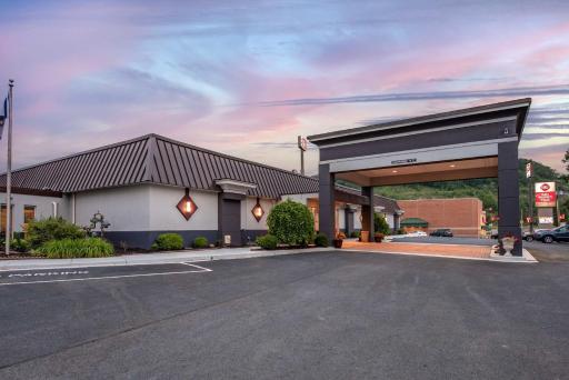 Best Western Plus Bridgeport Inn - Housity