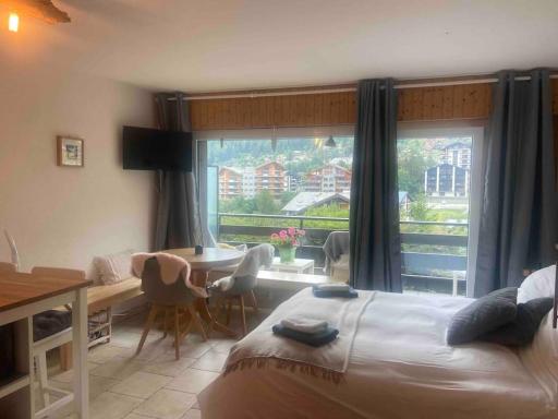 Sunny Swiss mountain Studio in centre by Jolidi - Housity