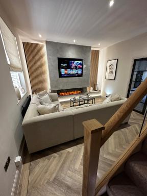 Stunning Town Center Cottage with hot tub - Housity