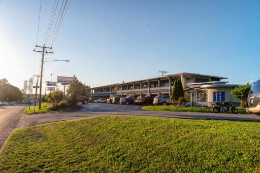 Riverside Inn and Suites - Housity