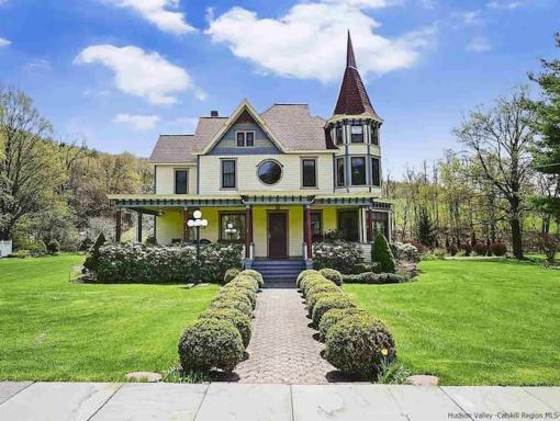 Majestic King Suite in the Doll House - Housity