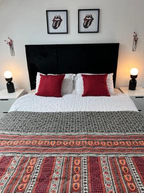 Comfortable ROOMS - Only 6-mins Walk From Underground Station - Housity