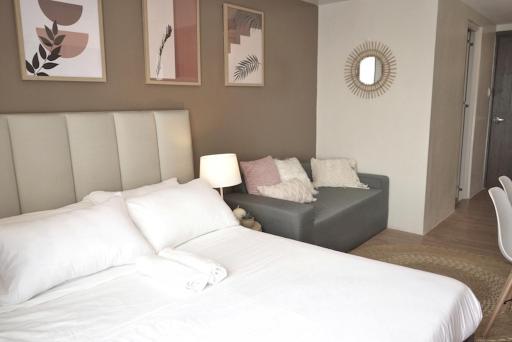 Quince Studio w/ Balcony Orochi Staycation PH at Loop Tower CDO - Housity