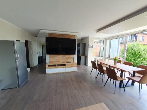 Neumühler Hof Ferienwohnung "Stefan" bietet 4 Schlafzimmer und 4 Bäder , eine Große Badewanne und großer Terrasse zum Garten, kostenfreie Parkmöglichkeiten - Housity
