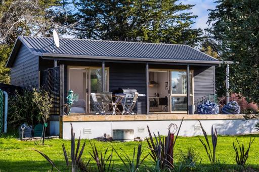 Mokomoko Cottage - Martinborough Holiday Home - Housity