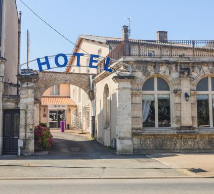 Hôtel Le Cheval Blanc - Housity