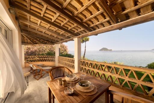 Private Studio Apartment, Unique Location - Sea View - Housity