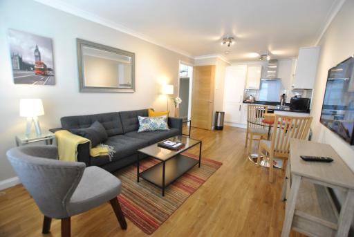 Alexandra Court One Bedroom Central Windsor Flats with Parking - Housity