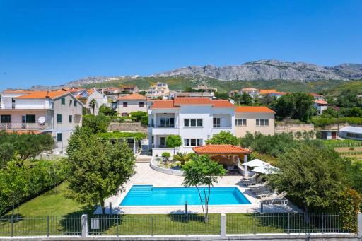 Apartman Lucija with private pool - Housity