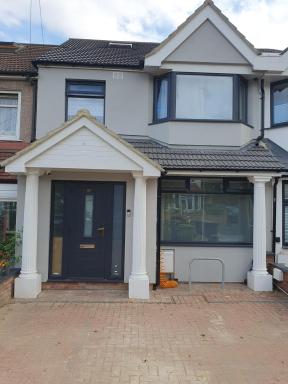 Beautiful family home, Free Parking, 30min Heathrow, 40min Wembley, 60min Central London - Housity