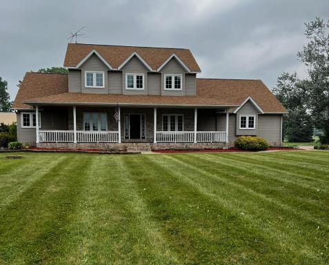 House On Grass Runway with Fly-In/Fly-Out Access - Housity