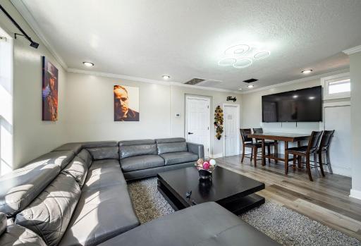 3BR HOME SLEEPS 8 DOWNTOWN Med CTR /pet/EV - Housity