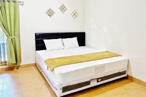 Adipura Guesthouse Syariah Mitra RedDoorz near Terminal Nganjuk - Housity