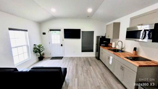 All modern Studio with private entry & parking. - Housity
