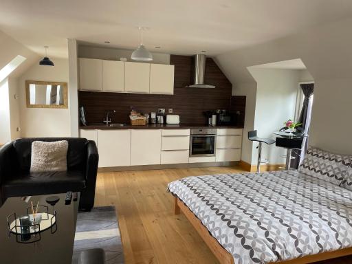 Self Contained Studio Rumbling Bridge - Housity