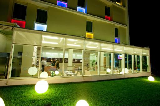 Breaking Business Hotel - Housity