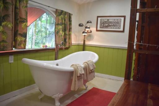 The Red Cottage and Hawaiian Pond Garden Paradise! - Housity