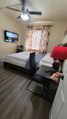 Beautiful King Bed Private Room and Bathroom with Free Parking - Housity