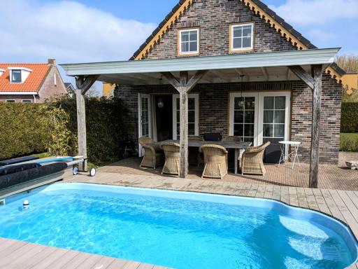 Gemütliches Ferienhaus mit beheiztem Pool, Garten und überdachter Terrasse - Housity