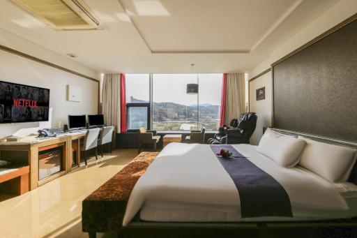 Ambassador Hotel - Housity