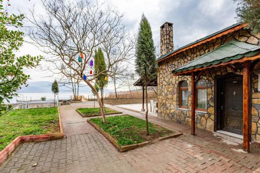 Charming Villa on the Shore of Sapanca Lake - Housity