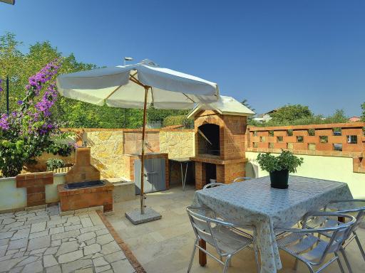Traditional holiday home with covered terrace - Housity
