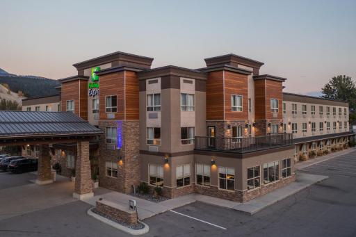 Holiday Inn Express Golden-Kicking Horse by IHG - Housity
